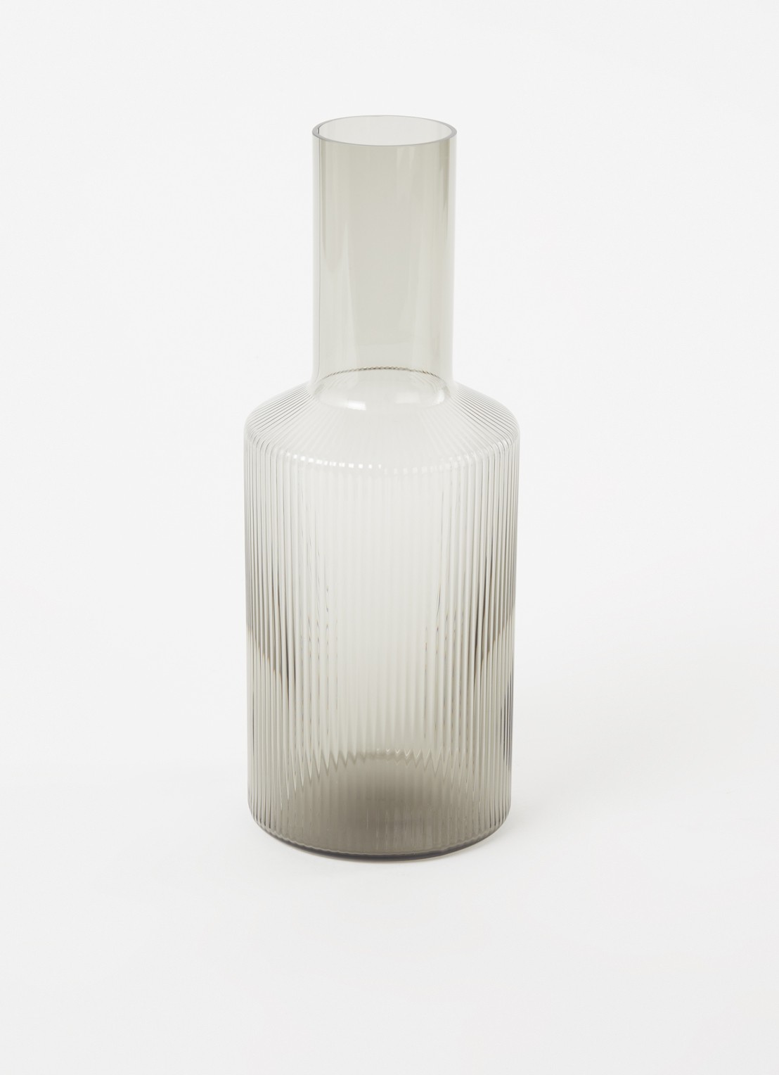 ferm LIVING Ripple Car karaf 0,9 liter - voorkant 2 lichtgrijs