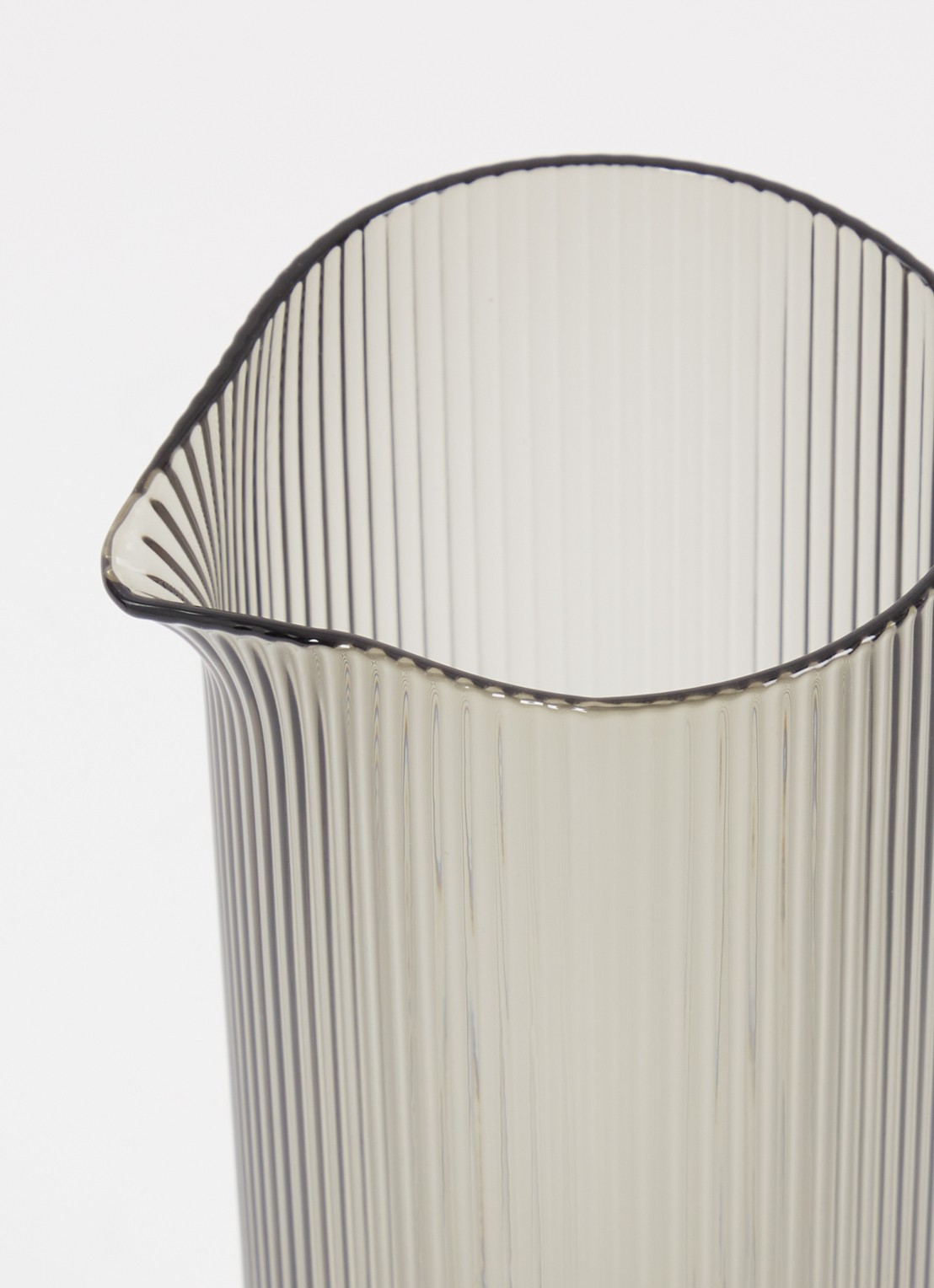 ferm LIVING Ripple karaf 1,1 liter - voorkant 2 grijs