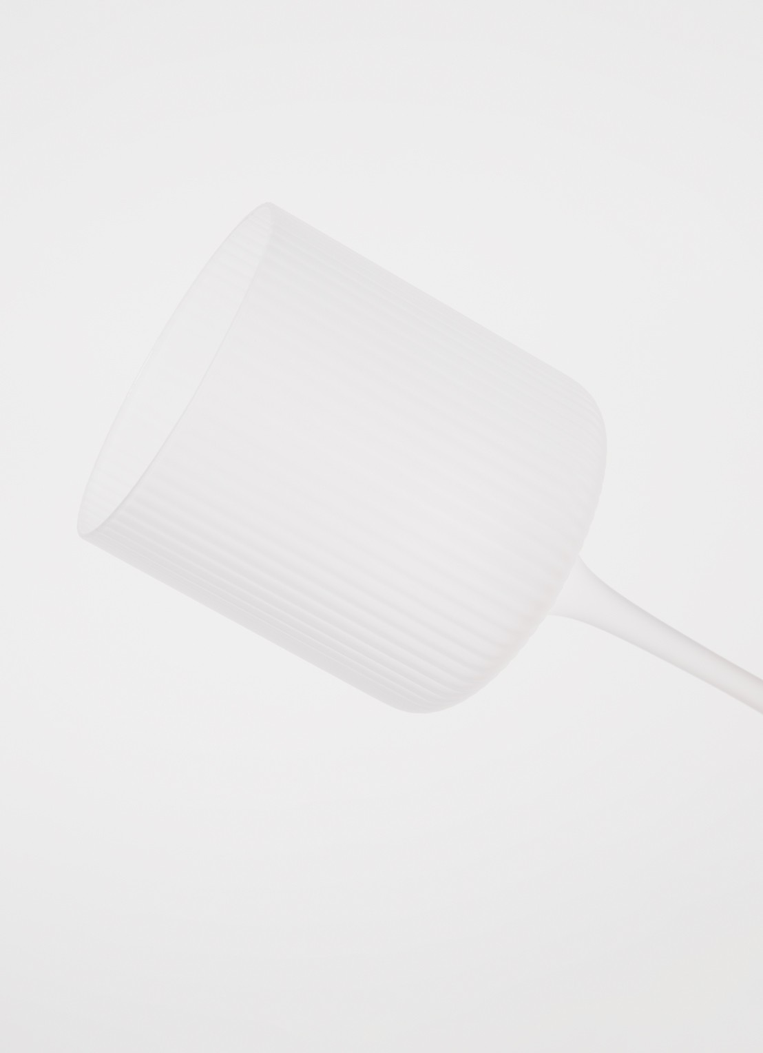 ferm LIVING Ripple witte wijnglas 26 cl set van 2 - detail wit