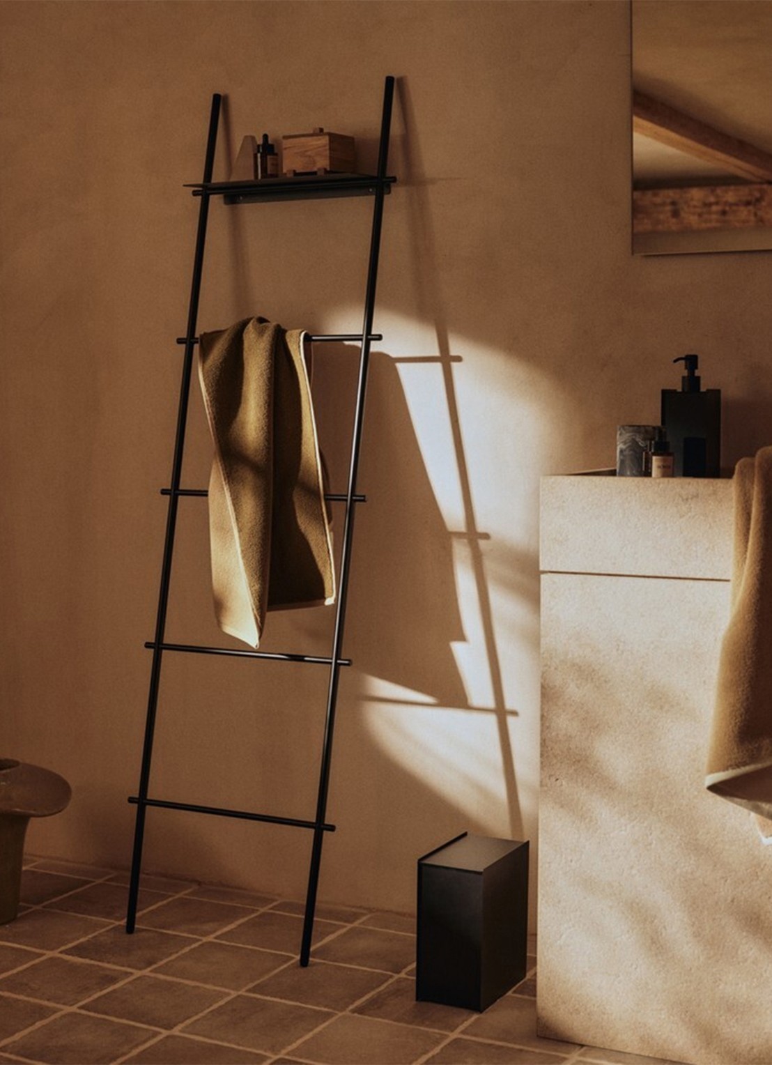 ferm LIVING Sama prullenbak 6 liter - voorkant 2 zwart