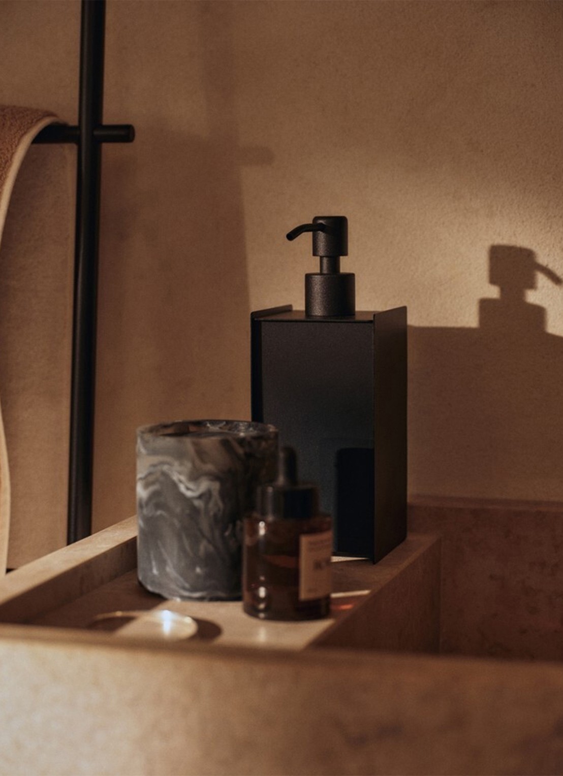 ferm LIVING Sama zeepdispenser - voorkant 2 zwart