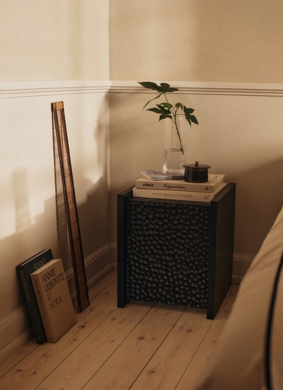 ferm LIVING Scarni nachtkast 38 x 100 cm - voorkant 2 antraciet