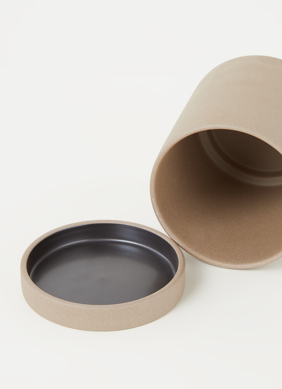 ferm LIVING Sekki Medium bloempot van keramiek voor binnen - 15,5 cm  - detail 3 zand