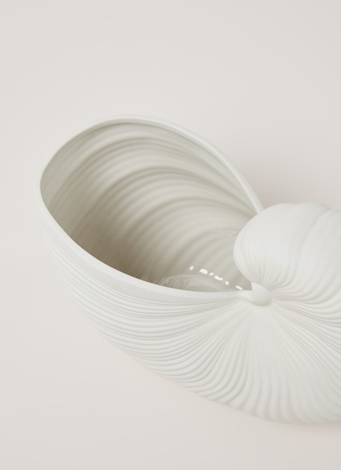 ferm LIVING Shell bloempot van aardewerk voor binnen 31 x 20 cm - detail gebroken wit