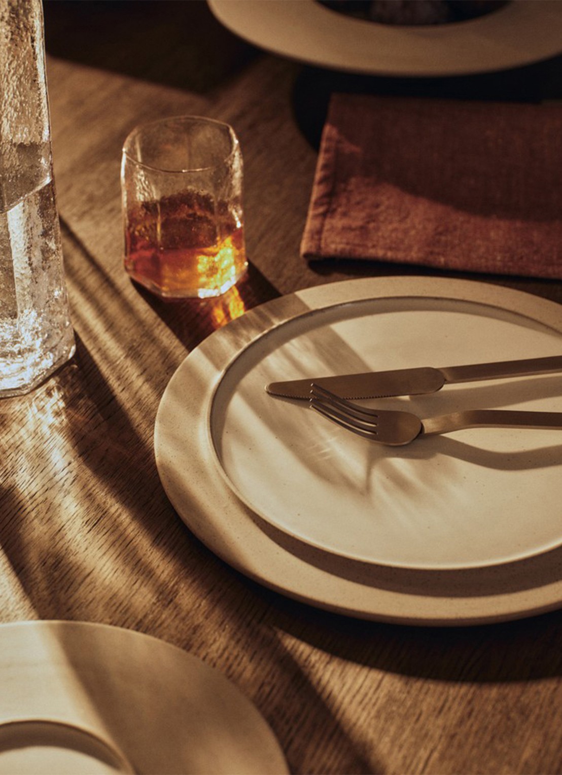 ferm LIVING Sonae dinerbord 28 cm set van 2 - voorkant 3 lichtgrijs