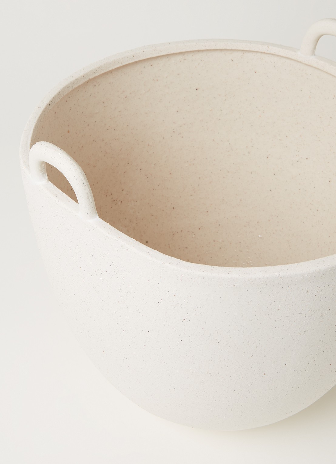 ferm LIVING Speckle bloempot van aardewerk voor binnen en buiten Ø30 cm - detail gebroken wit