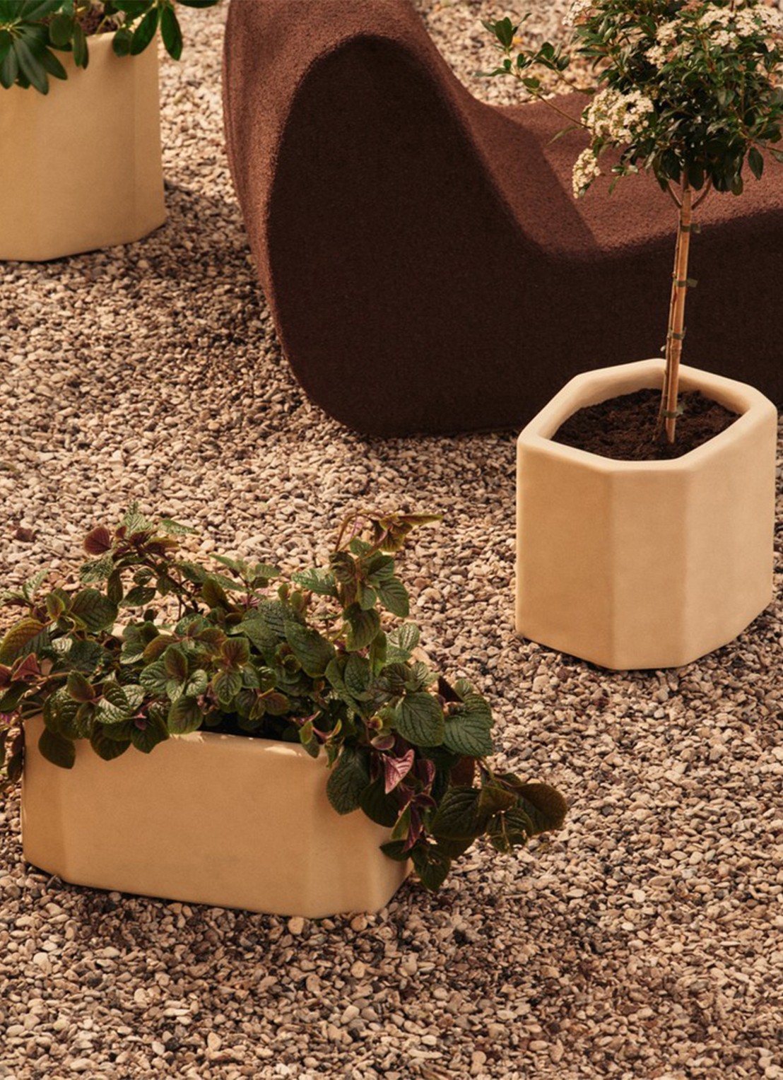 ferm LIVING Staffa bloempot voor binnen en buiten 56 x 27 cm - voorkant 2 ivoor