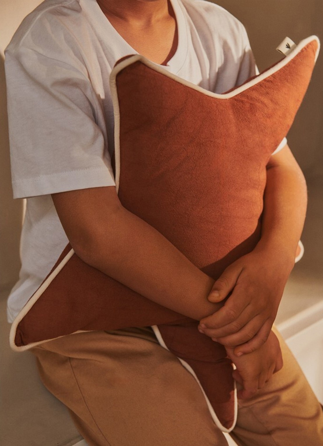 ferm LIVING Star sierkussen 48 cm - achterkant 3 bruin