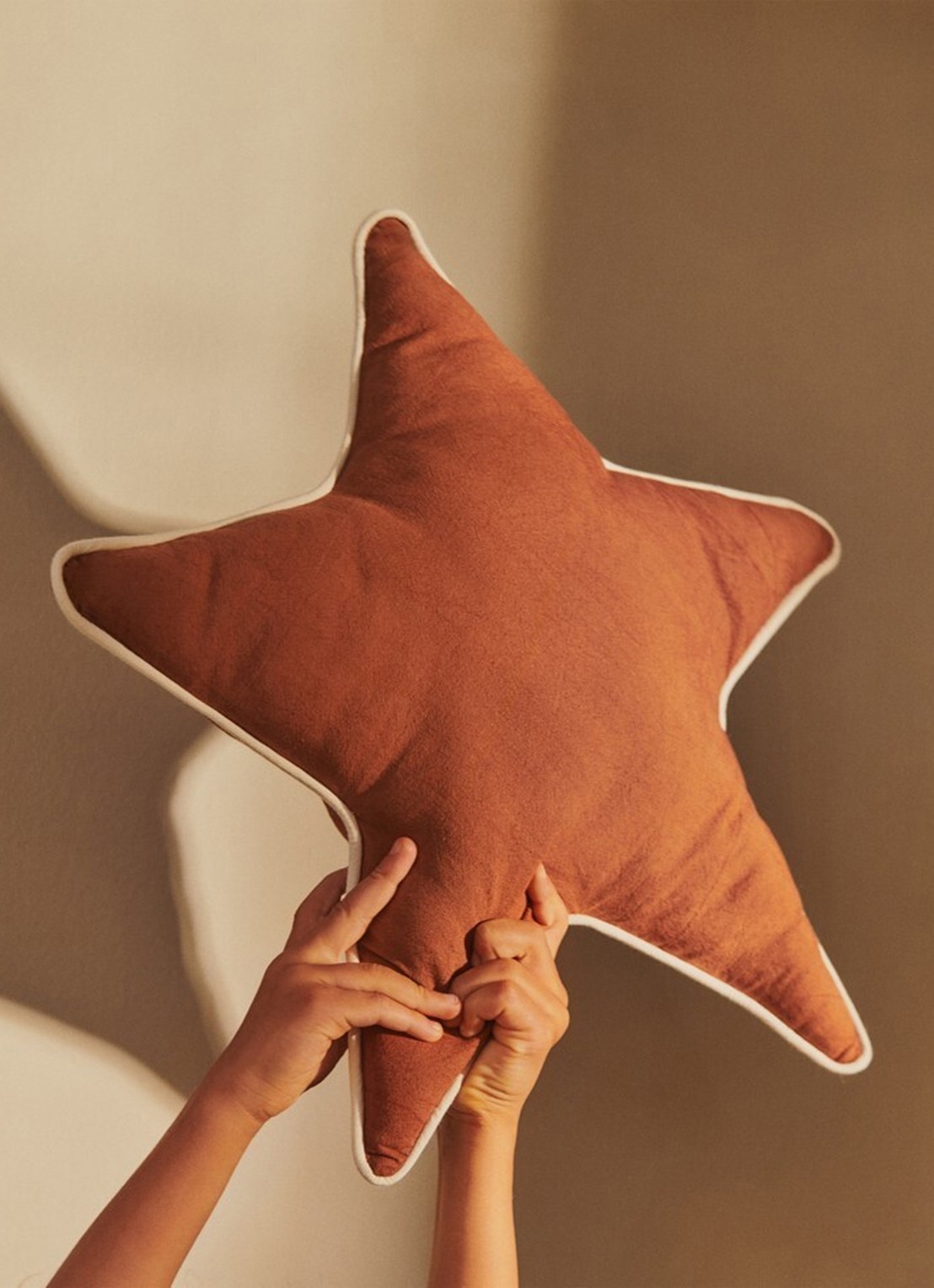 ferm LIVING Star sierkussen 48 cm - voorkant 2 bruin