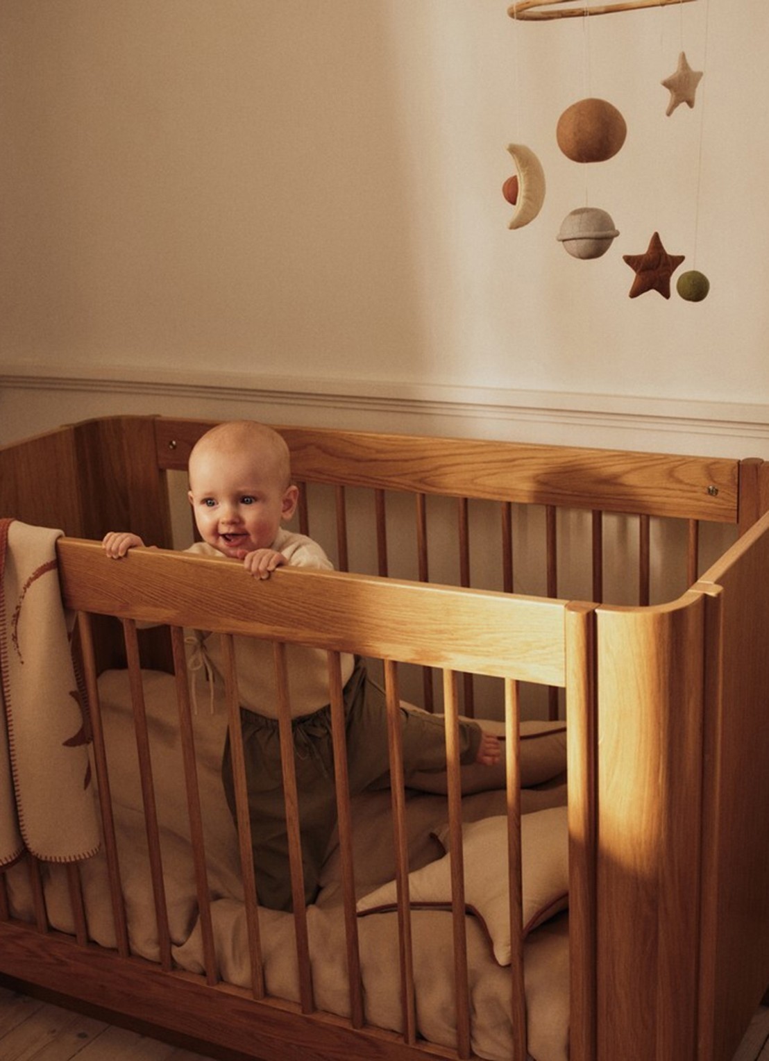 ferm LIVING Star sierkussen 48 cm - voorkant 2 lichtbruin