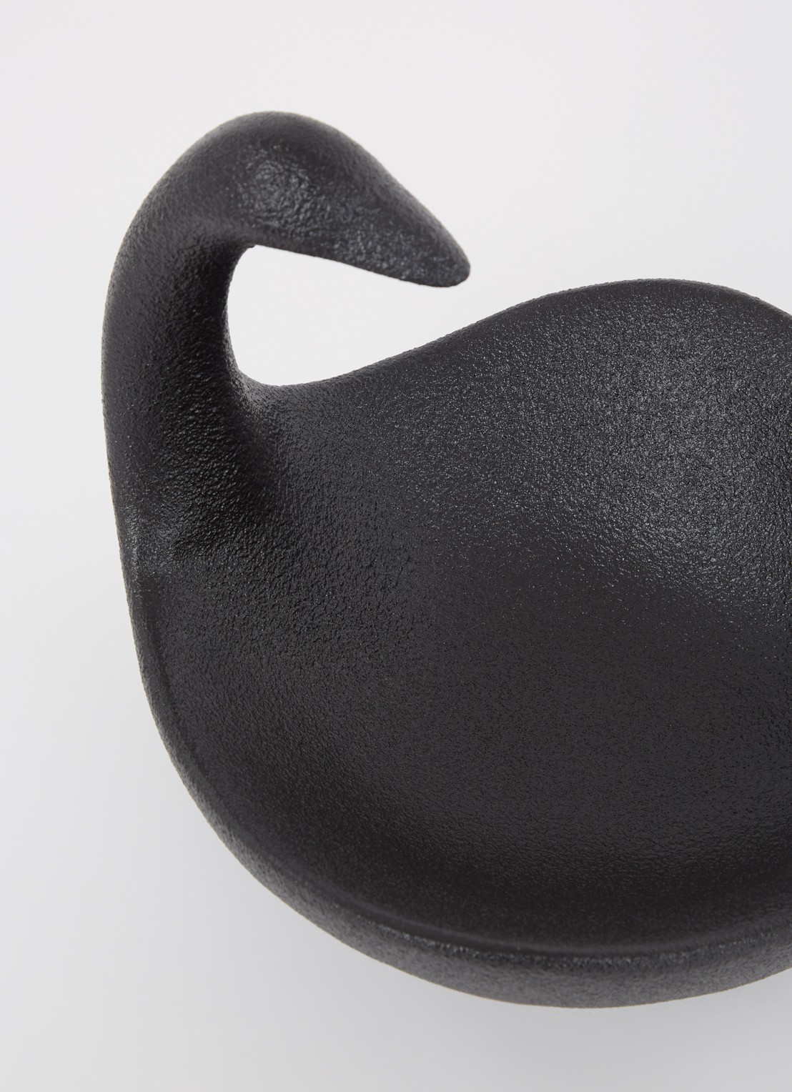 ferm LIVING Swan fruitschaal 32 cm - voorkant 2 zwart