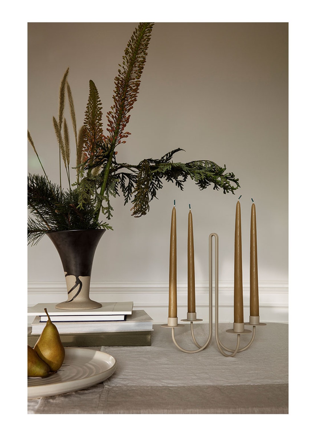 ferm LIVING Sway kandelaar 30 cm - voorkant 3 beige