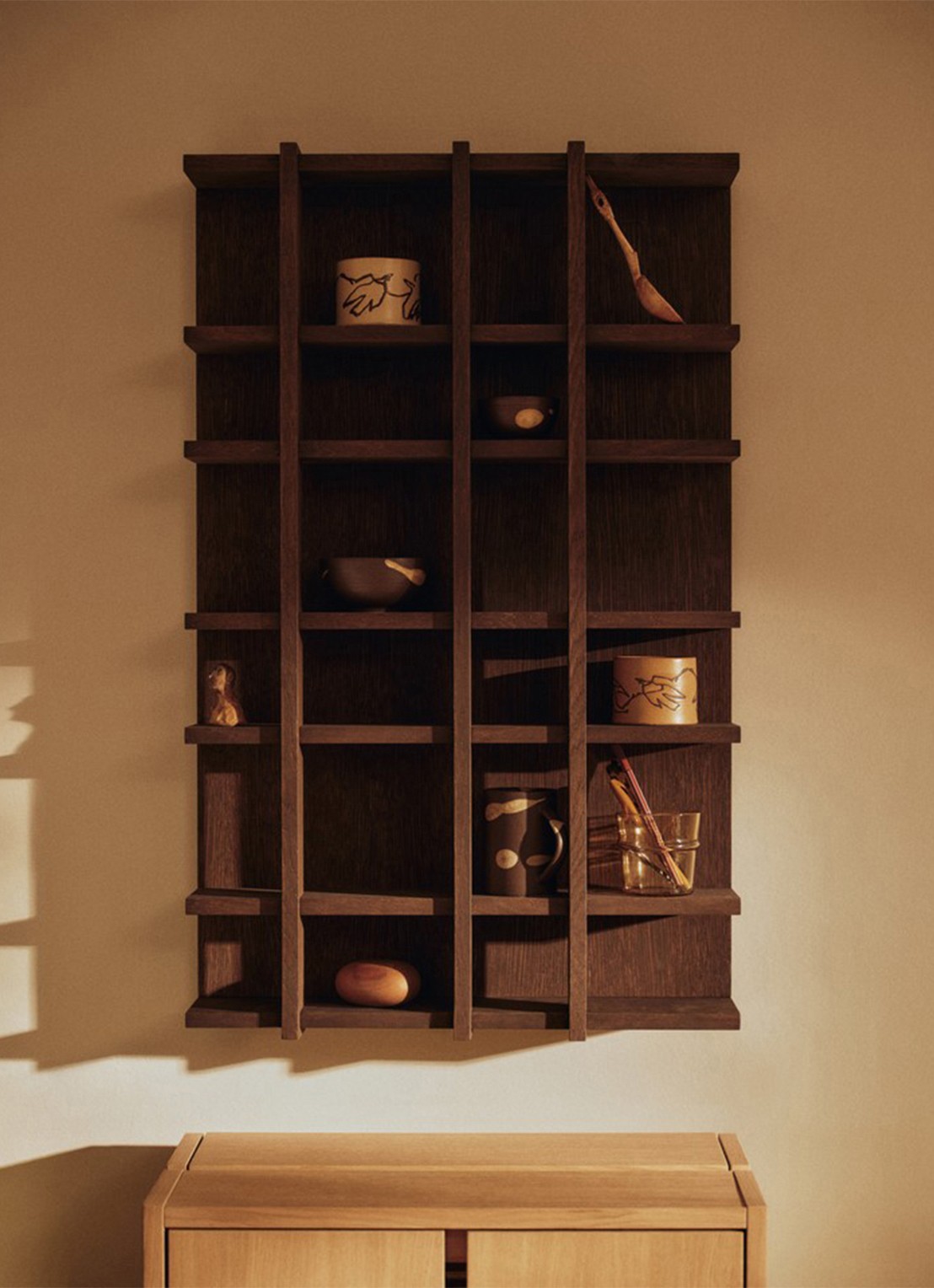 ferm LIVING Tilem wandplank 81,5 x 59 cm - voorkant 3 donkerbruin