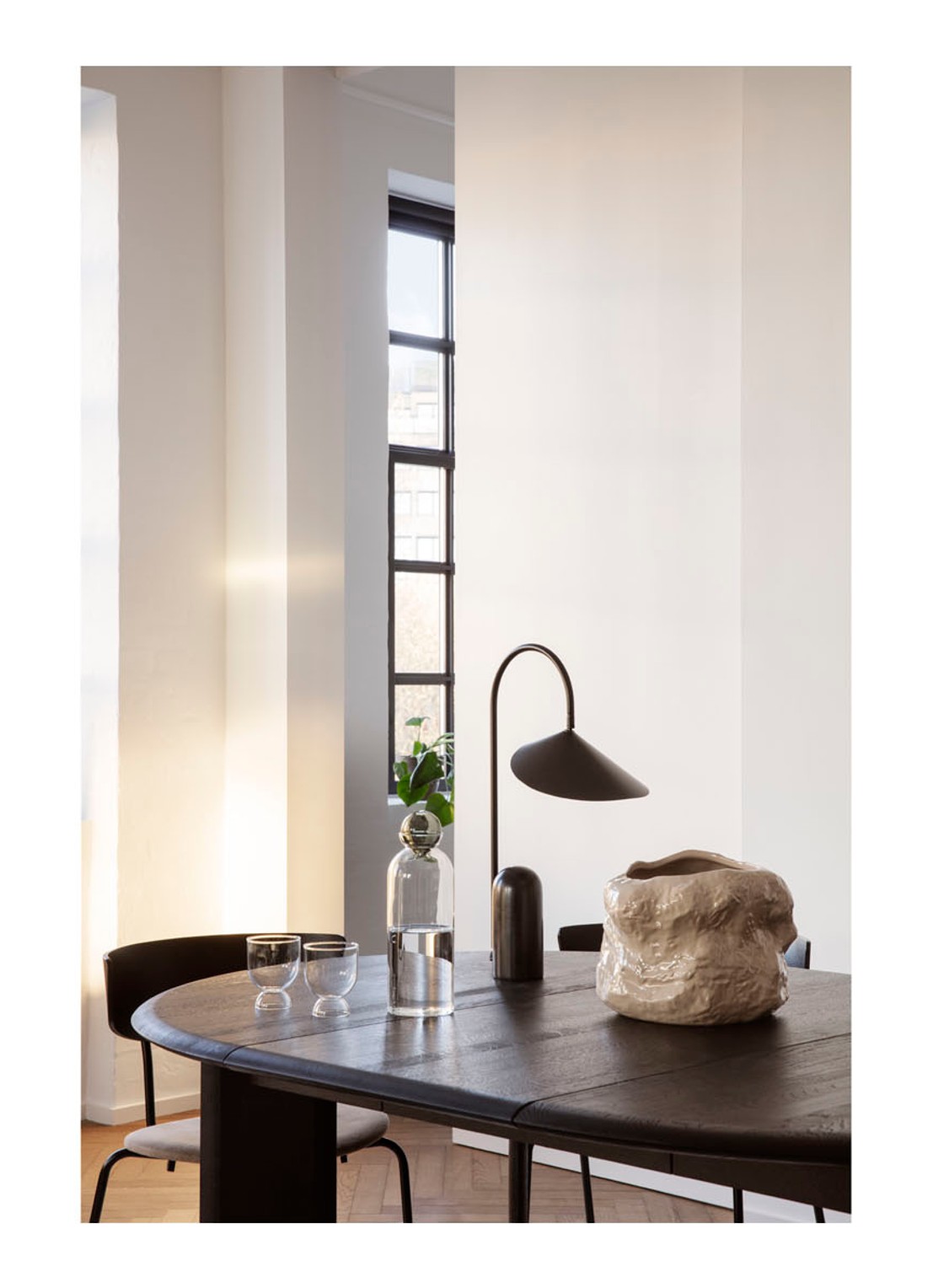 ferm LIVING Tuck bloempot van aardewerk voor binnen Ø29 cm - voorkant 2 beige