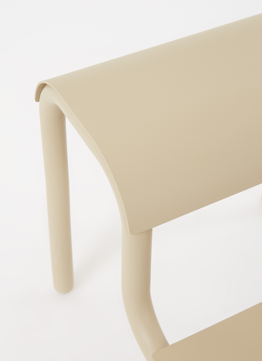 ferm LIVING Up Step kruk 36,2 cm - voorkant 2 beige