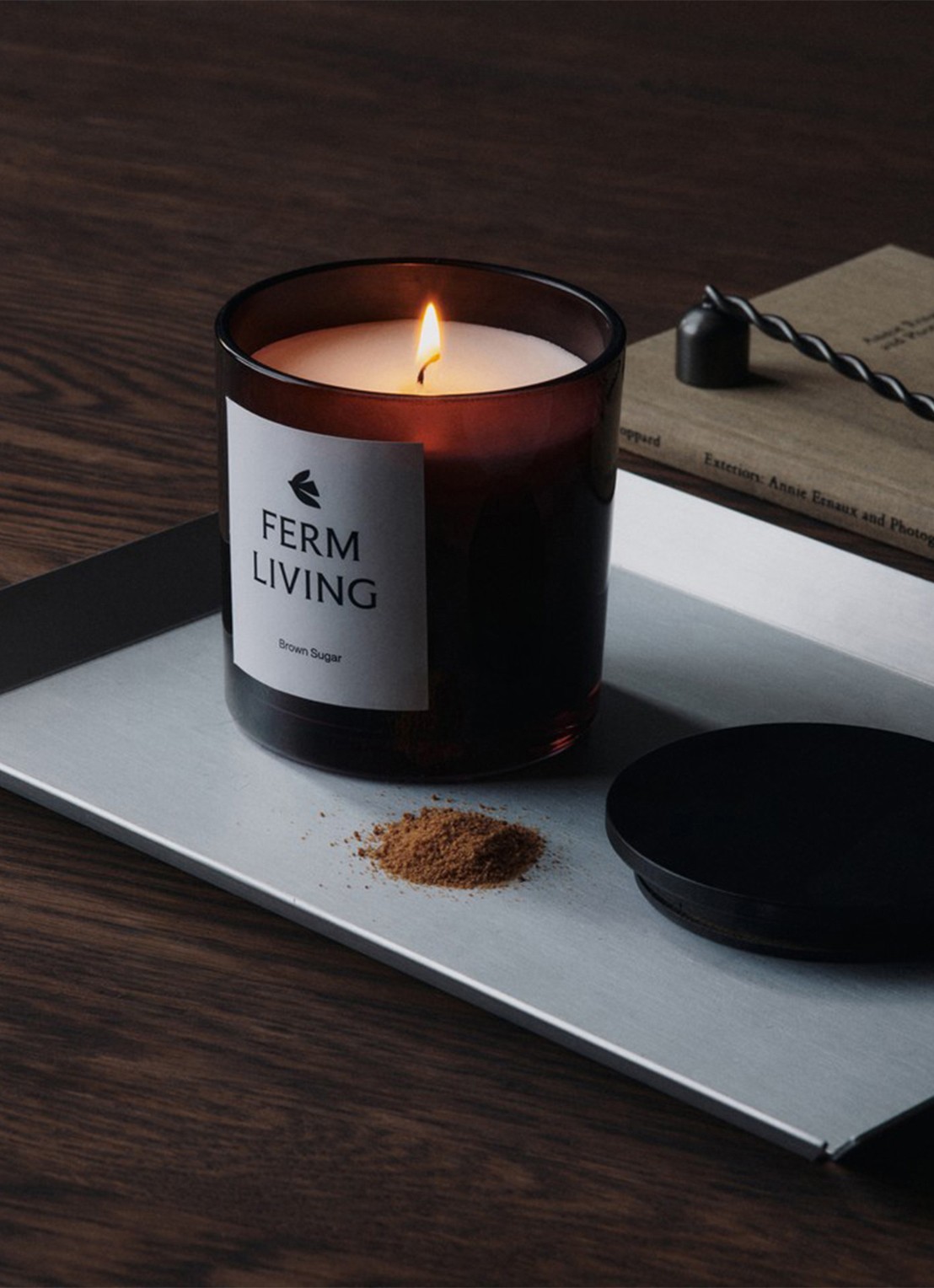 ferm LIVING Vitto geurkaars 830 gram - detail paars