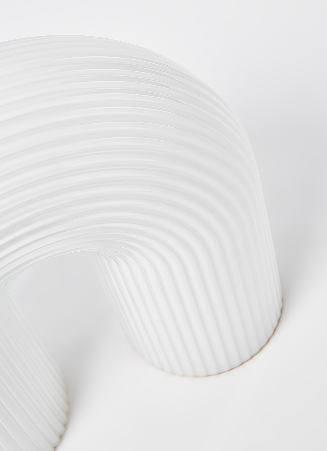 ferm LIVING Vuelta tafellamp 21,4 x 8,4 x 21,6 cm - detail wit