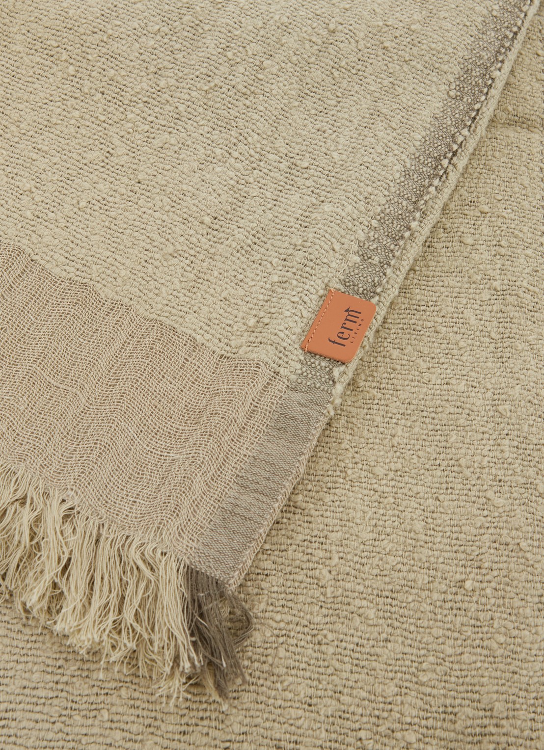ferm LIVING Weaver plaid in wolblend 120 x 170 cm - detail olijfgroen