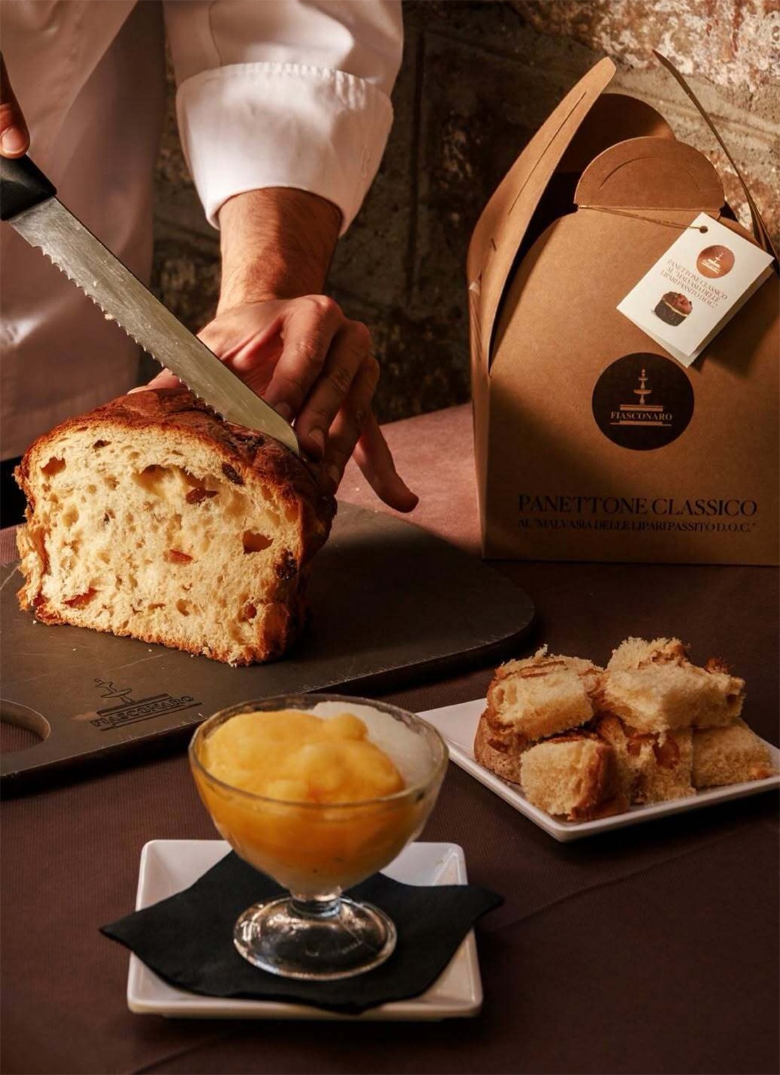 Fiasconaro Panettone met wijn "Malvasia delle Lipari passito D.O.C." 500 gram - voorkant 3 beige