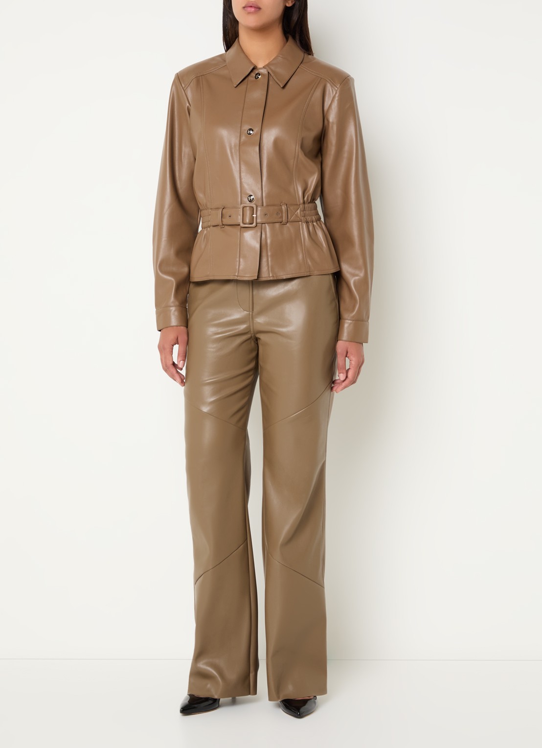 Fifth House Jessy high waist wide fit broek van imitatieleer met steekzakken - voorkant 2 beige
