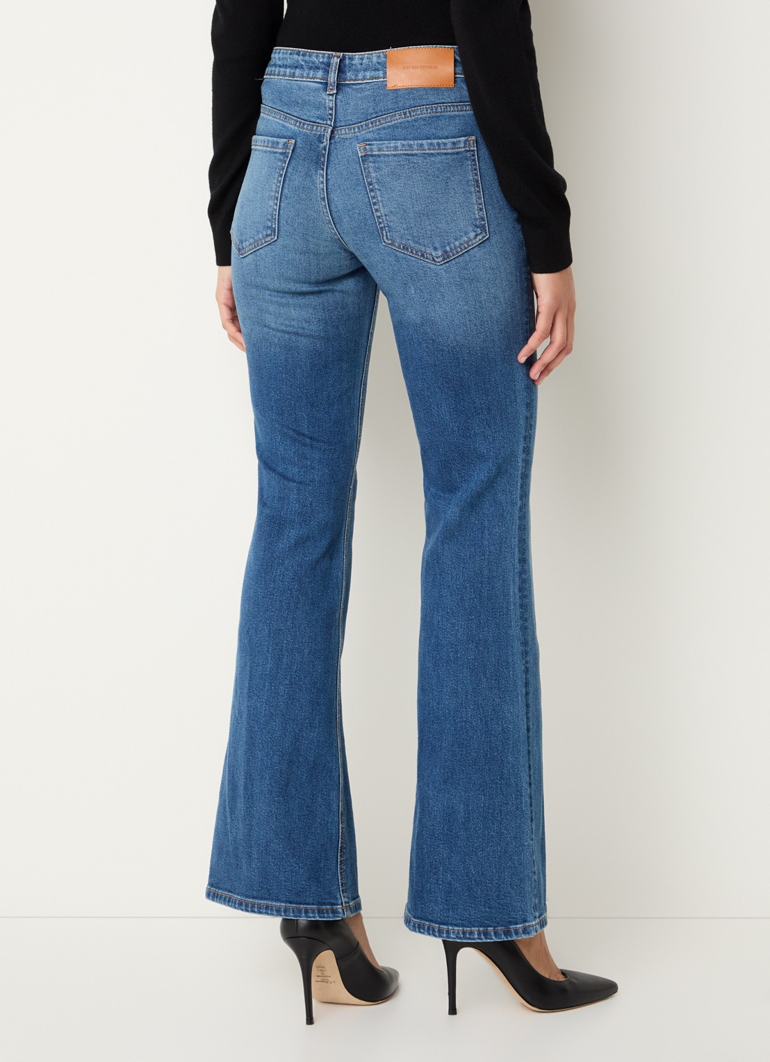 Fifth House Lexy high waist flared fit jeans met medium wassing - achterkant 4 indigo