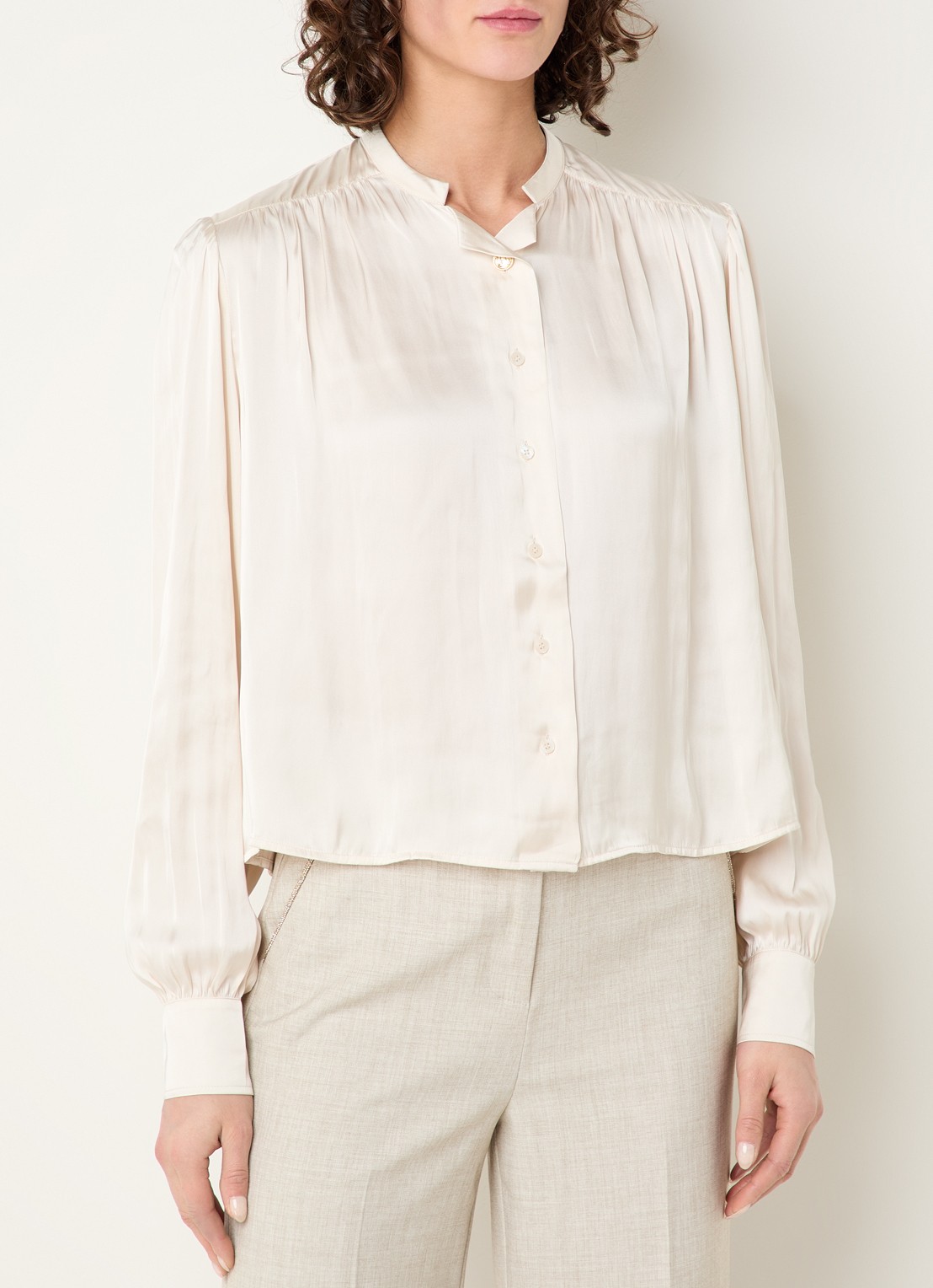 Fifth House Marion blouse van satijn met ballonmouw - detail 2 beige