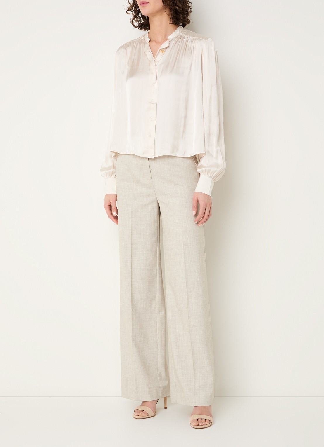 Fifth House Marion blouse van satijn met ballonmouw - voorkant 4 beige