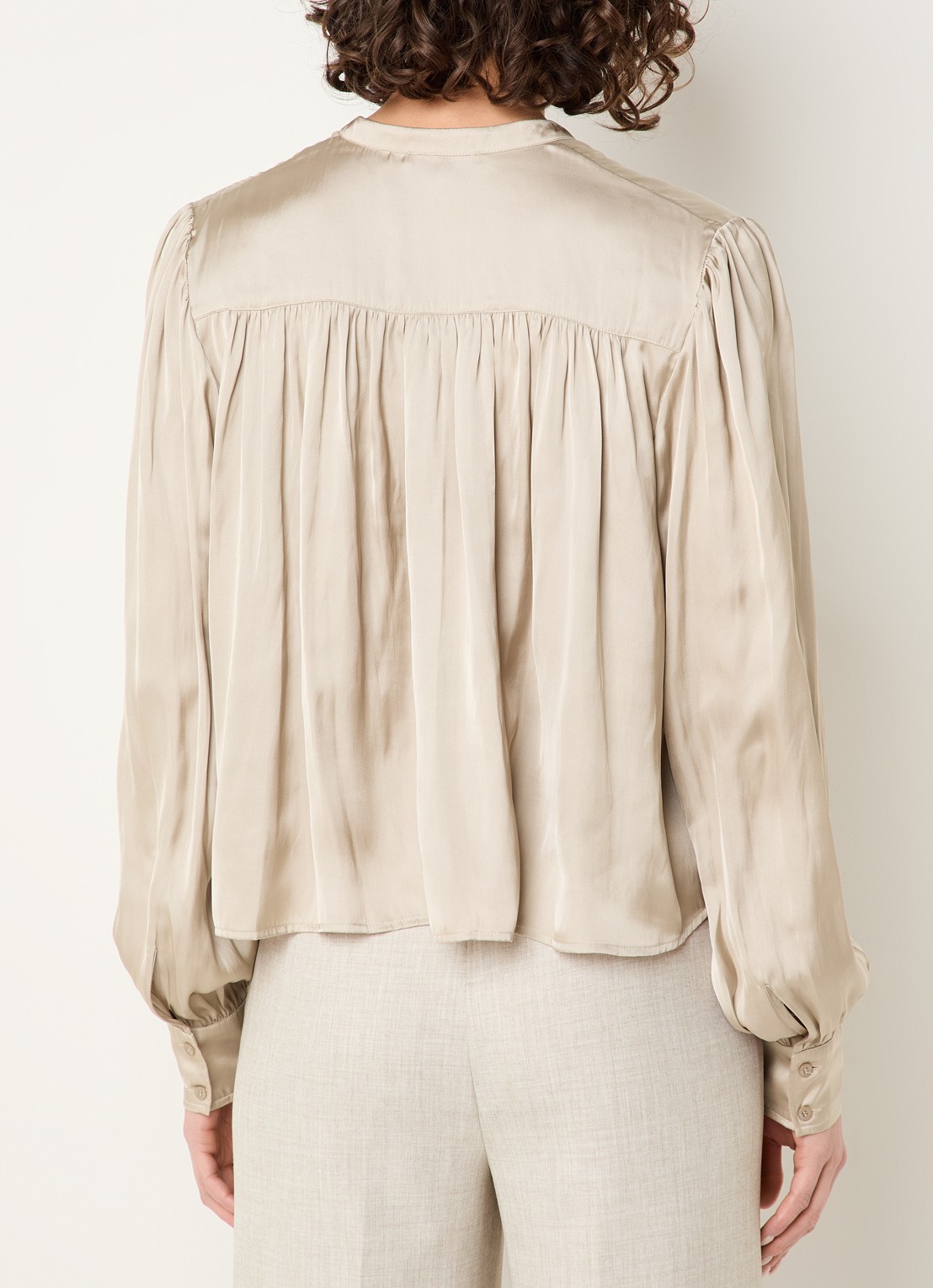 Fifth House Marion blouse van satijn met ballonmouw - achterkant zand