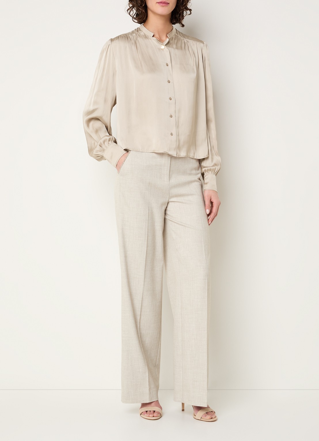 Fifth House Marion blouse van satijn met ballonmouw - voorkant 3 zand