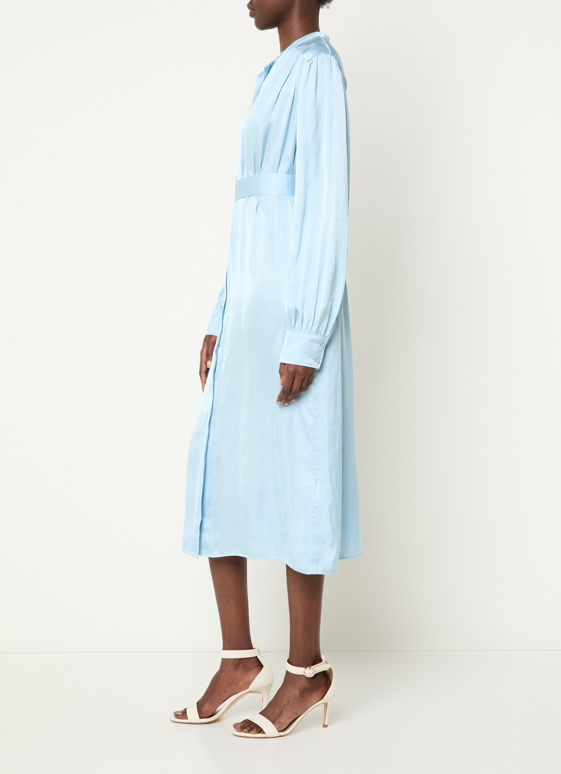 Fifth House Marion midi blousejurk van satijn met strikceintuur - voorkant 2 lichtblauw
