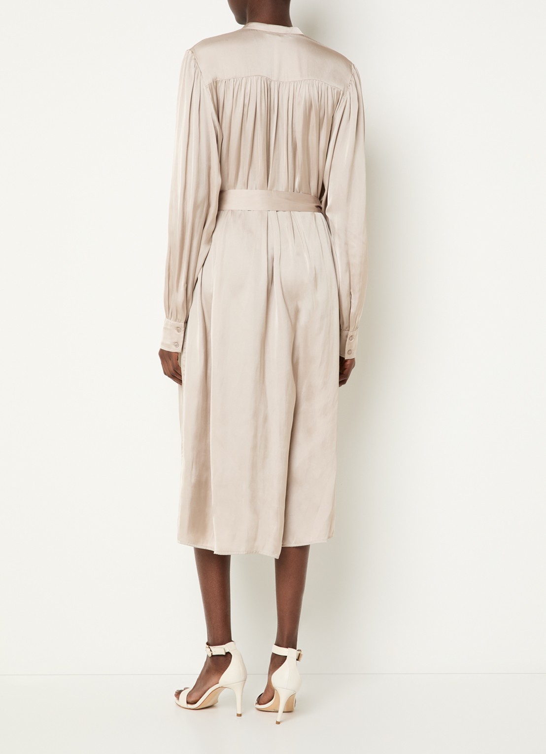 Fifth House Marion midi blousejurk van satijn met strikceintuur - achterkant 4 beige