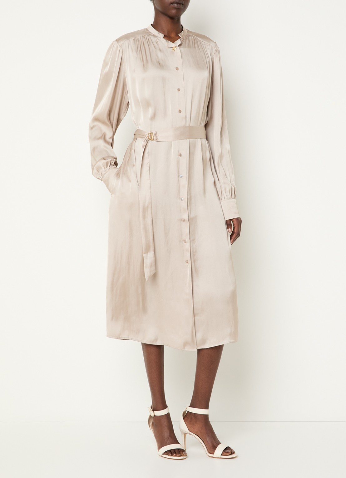 Fifth House Marion midi blousejurk van satijn met strikceintuur - detail 3 beige