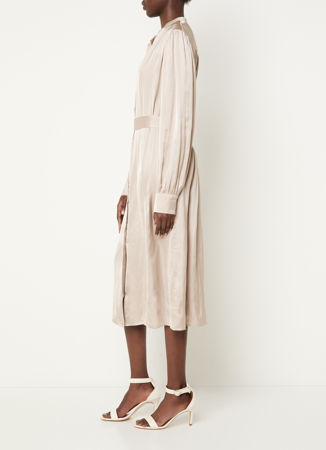 Fifth House Marion midi blousejurk van satijn met strikceintuur - voorkant 2 beige
