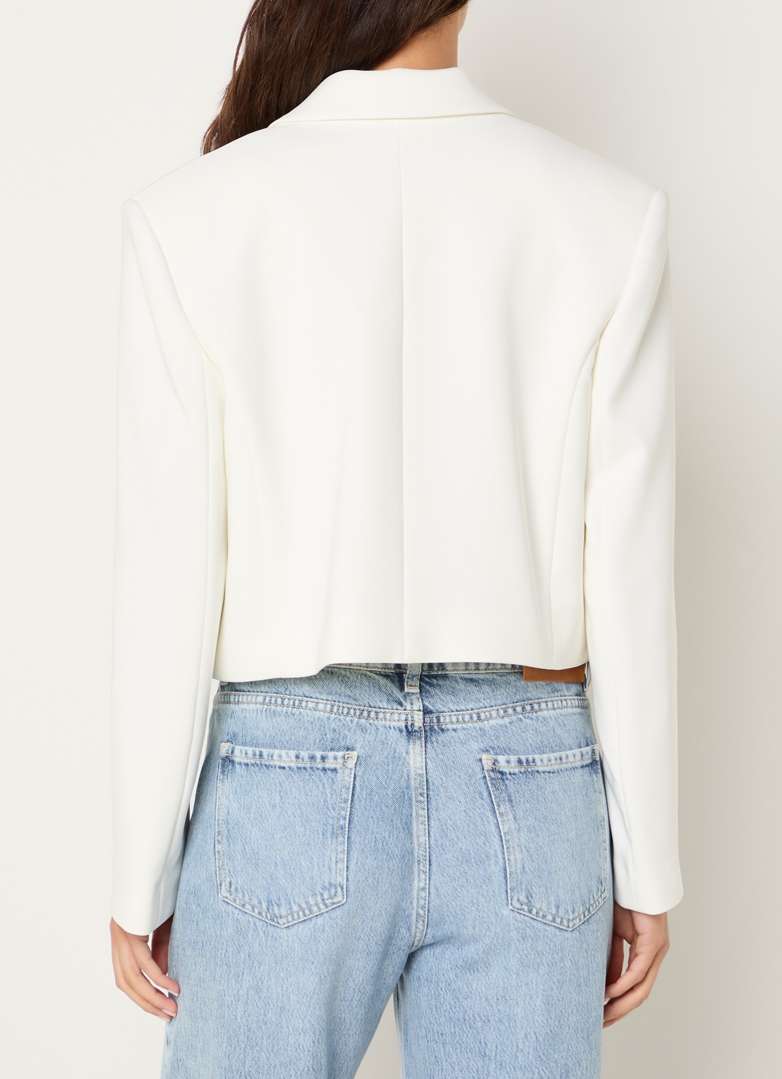Fifth House Melodi cropped blazer met schoudervulling - achterkant gebroken wit