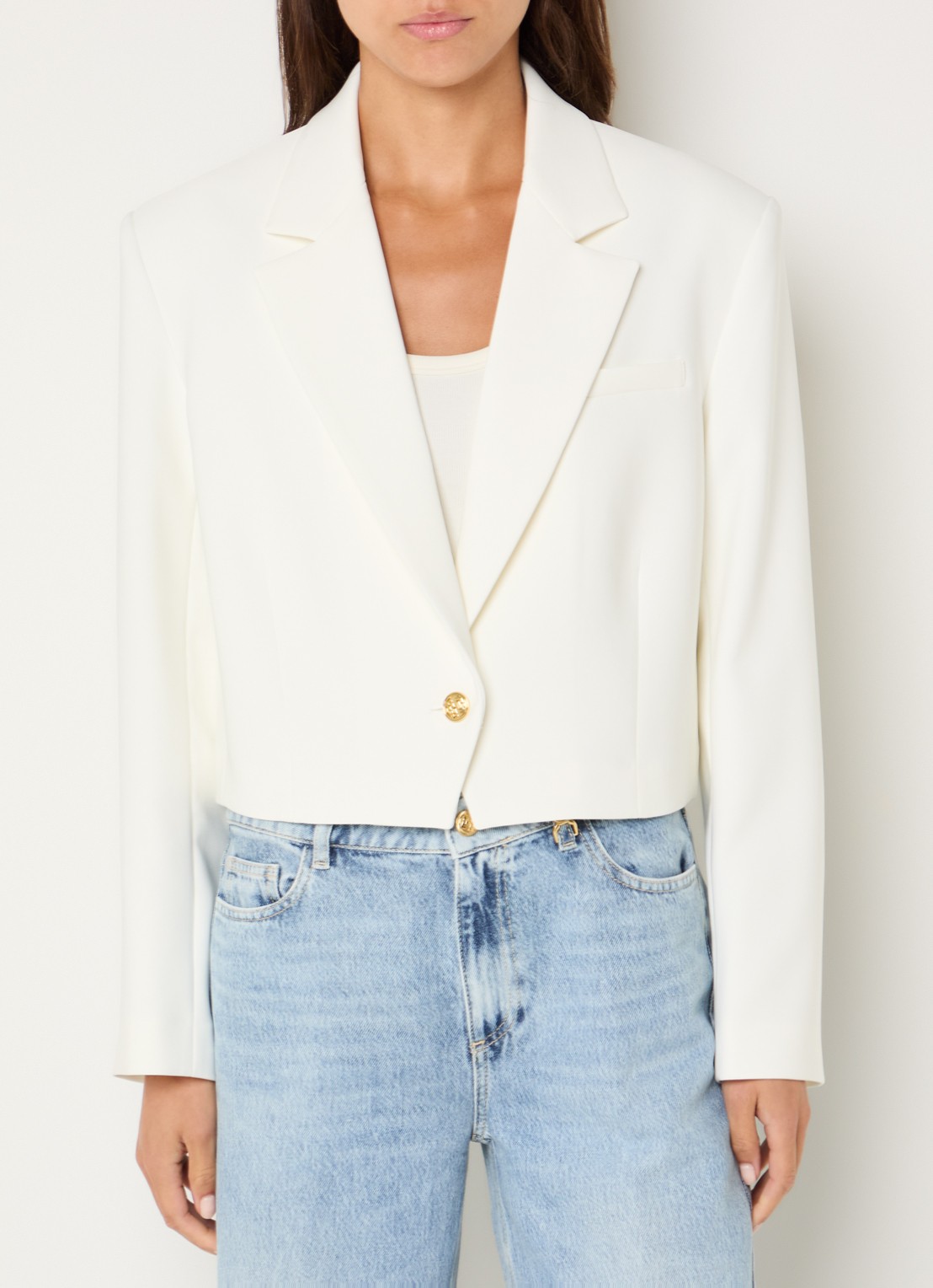 Fifth House Melodi cropped blazer met schoudervulling - detail 2 gebroken wit