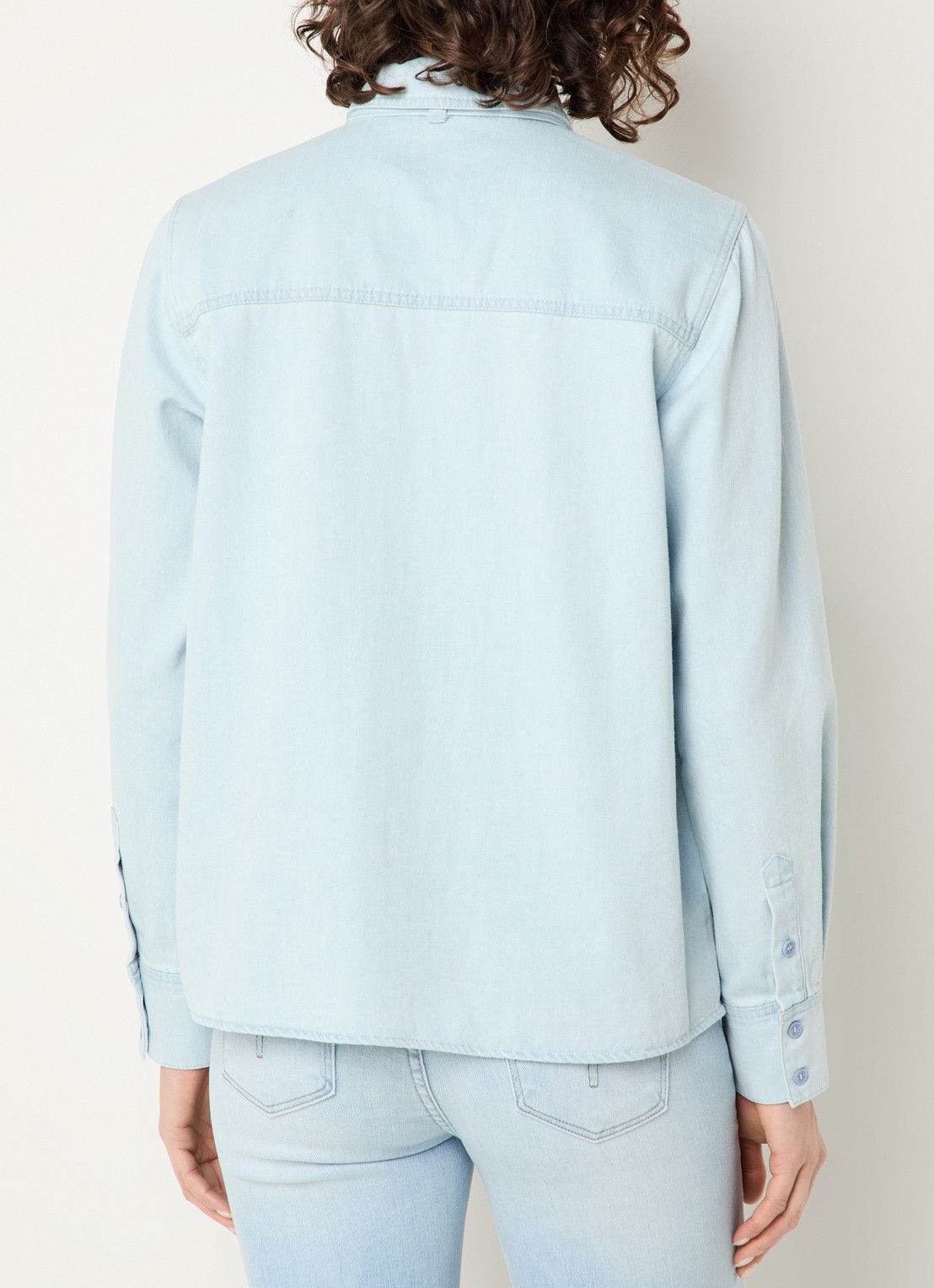 Fifth House Mette blouse van denim met borstzak en sjaalkraag - achterkant lichtblauw