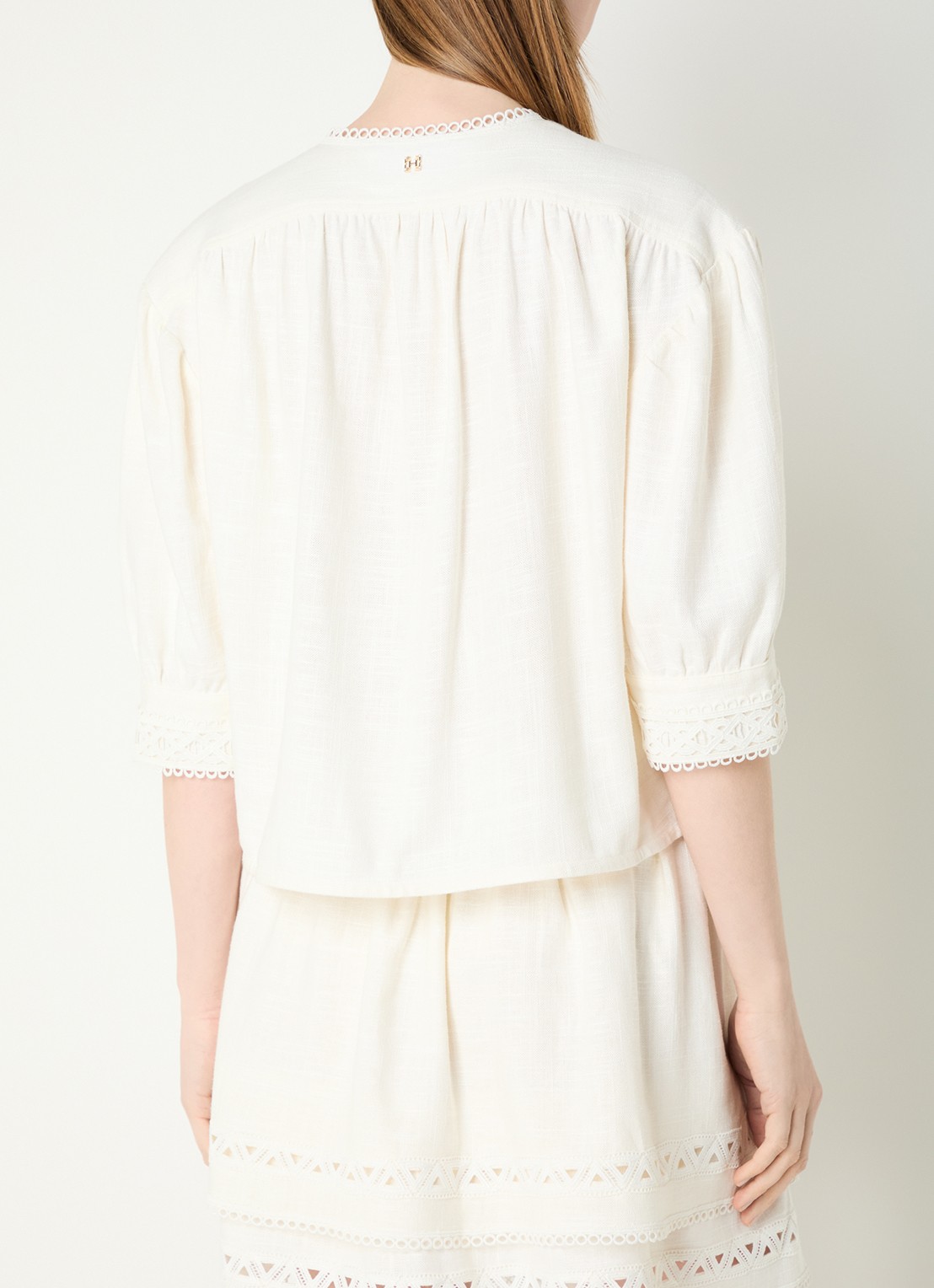 Fifth House Morgan blouse in linnenblend met broderie - achterkant 4 gebroken wit