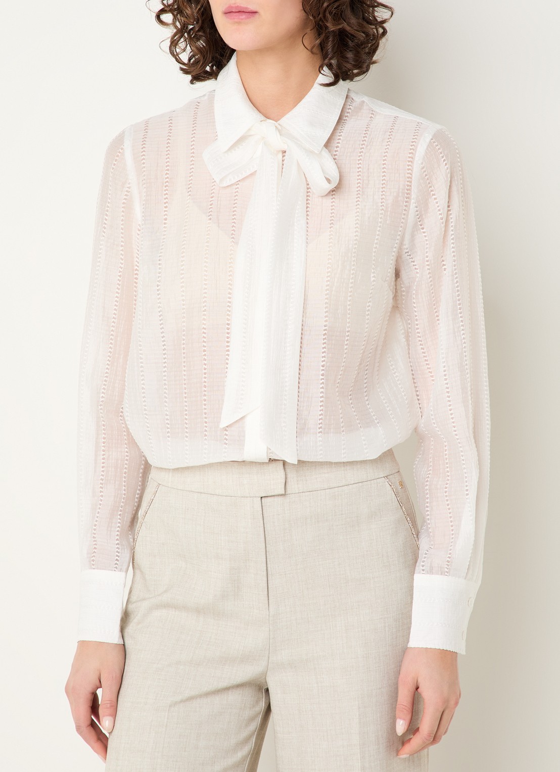 Fifth House Myra blouse met opengewerkt dessin en sjaalkraag - detail wit