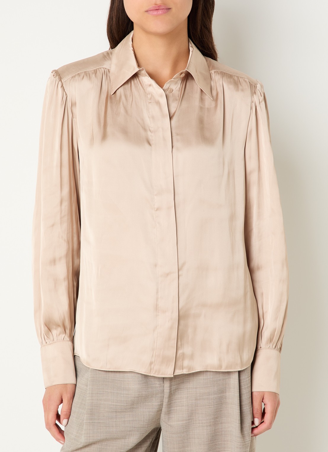 Fifth House Oslo blouse van satijn met schoudervulling - detail 3 beige