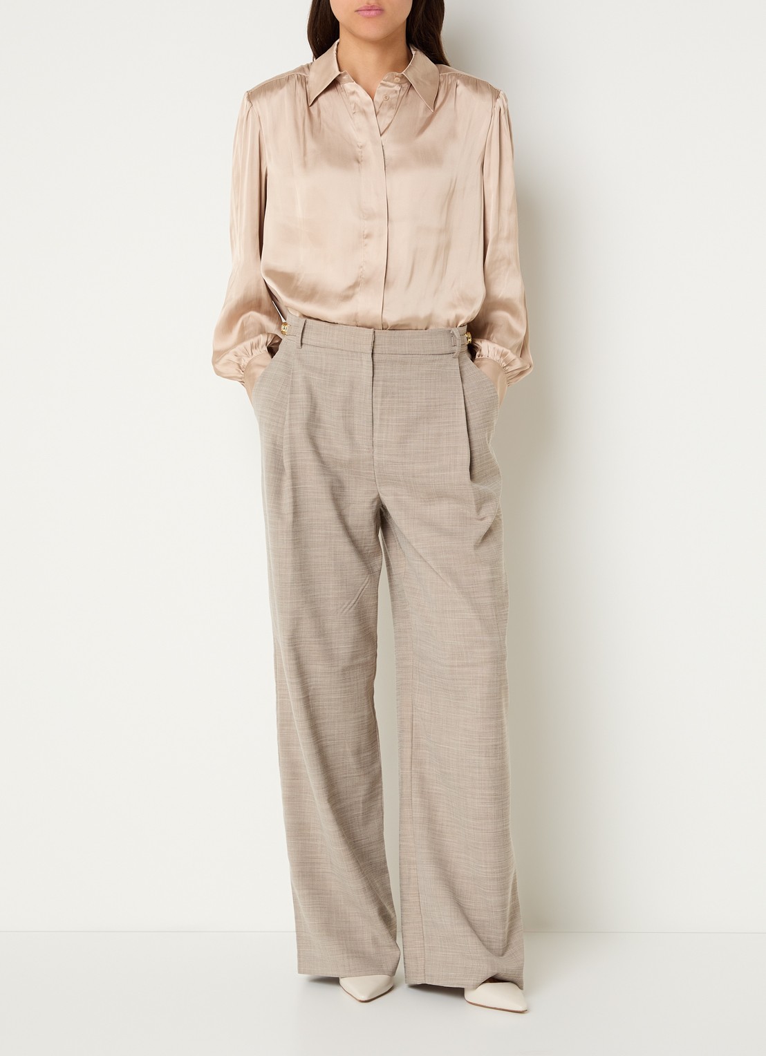 Fifth House Oslo blouse van satijn met schoudervulling - voorkant 2 beige