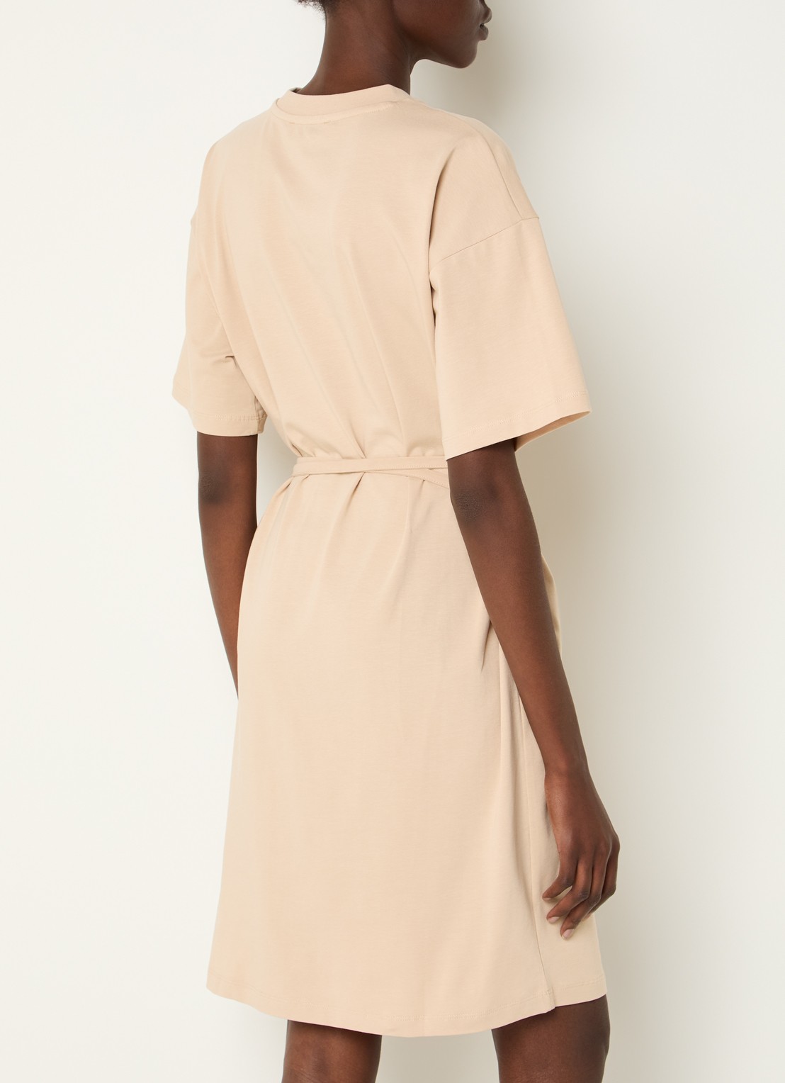 Fifth House Oxsana mini jurk met logoborduring en strikceintuur - achterkant beige
