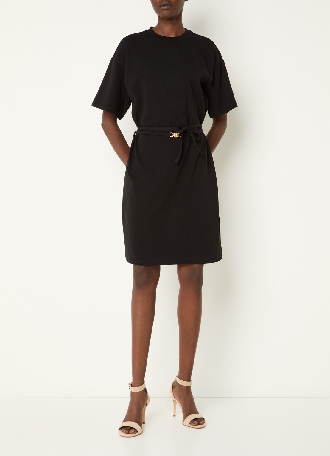 Fifth House Oxsana mini jurk met logoborduring en strikceintuur - voorkant 4 zwart