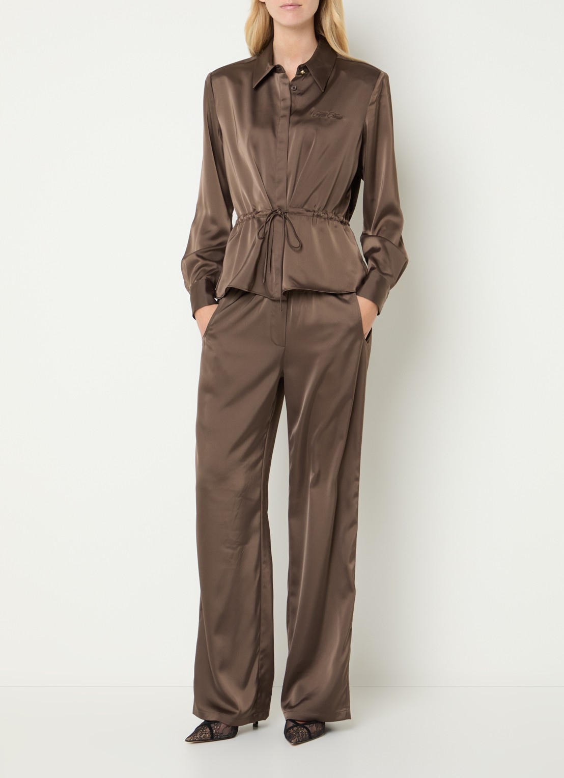 Fifth House Pomeline blouse met logoborduring - voorkant 2 bruin