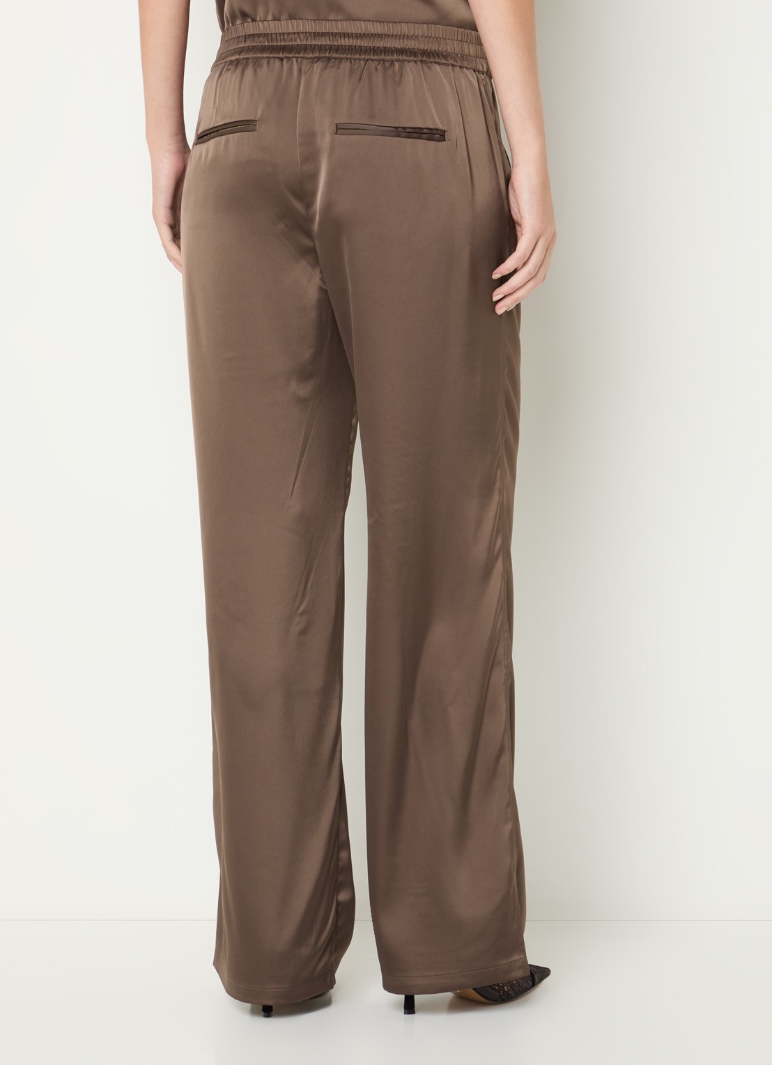 Fifth House Pomeline high waist straight fit pantalon van satijn - achterkant bruin