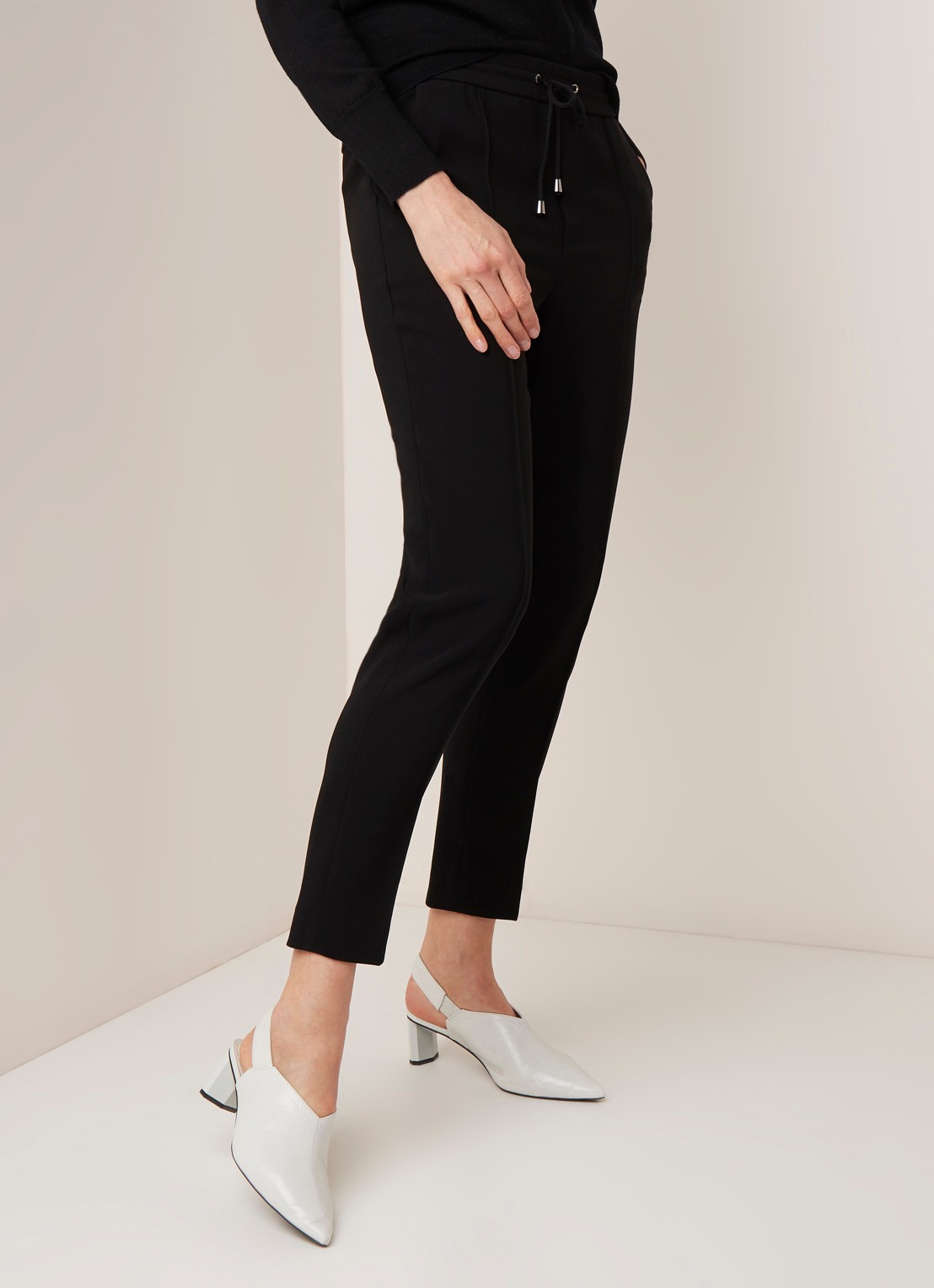 Filippa K Fiona cropped jogger van jersey - detail 3 zwart