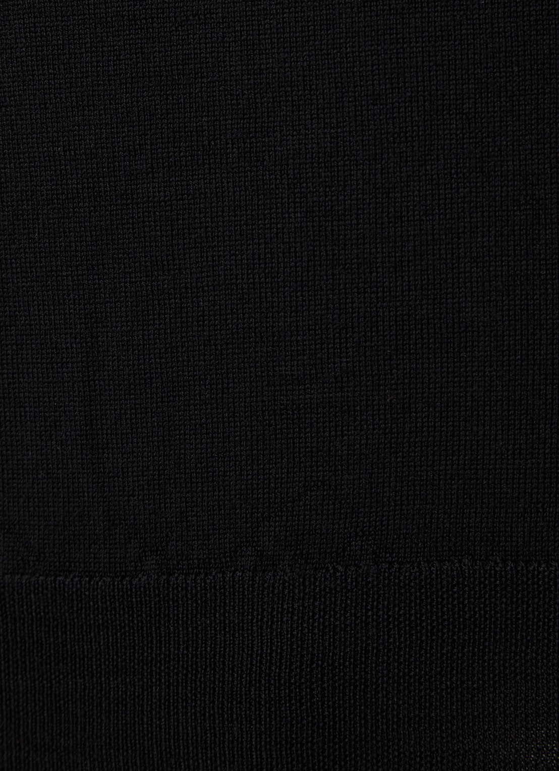 Filippa K Merino fijngebreide pullover met ronde hals - detail zwart