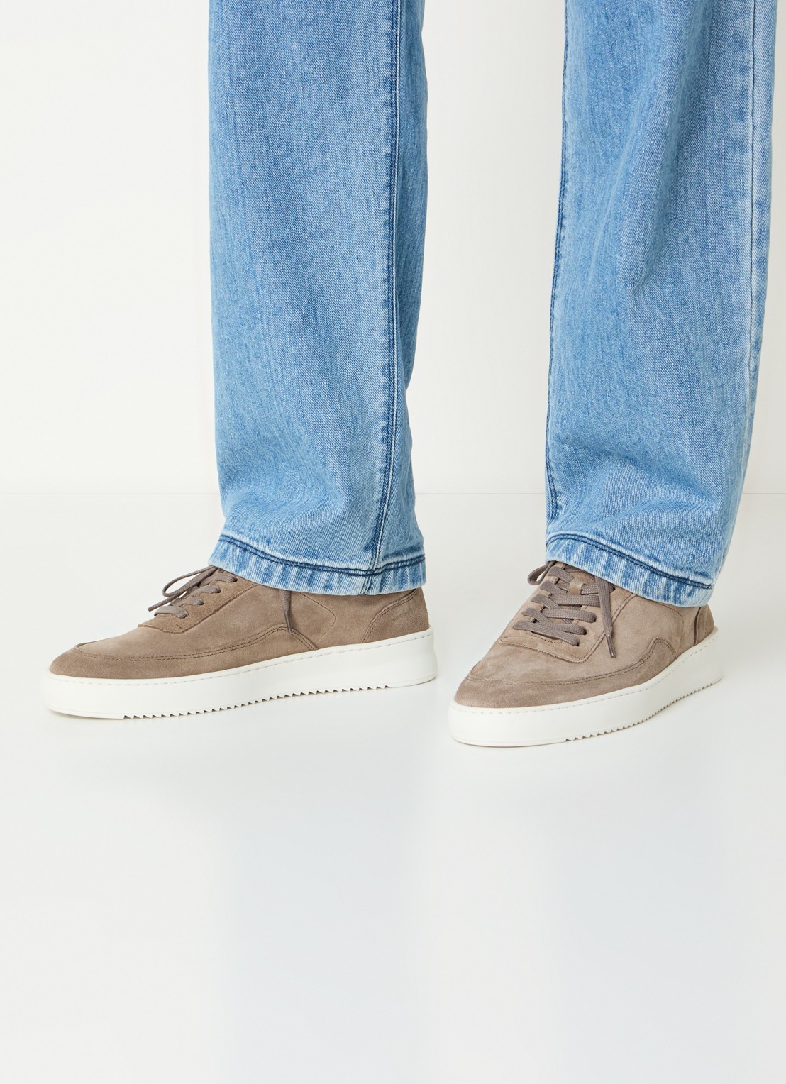 Filling Pieces Mondo sneaker van suède  - voorkant 2 zand