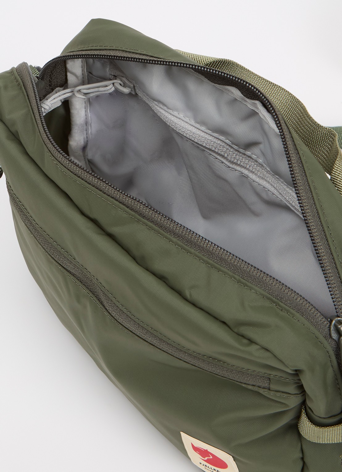 Fjällräven High Coast crossbodytas met logo - detail 2 bronsgroen