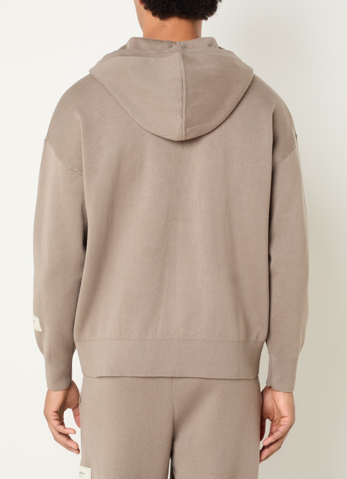 FLÂNEUR Atelier fijngebreid vest met capuchon en steekzakken - achterkant 3 taupe