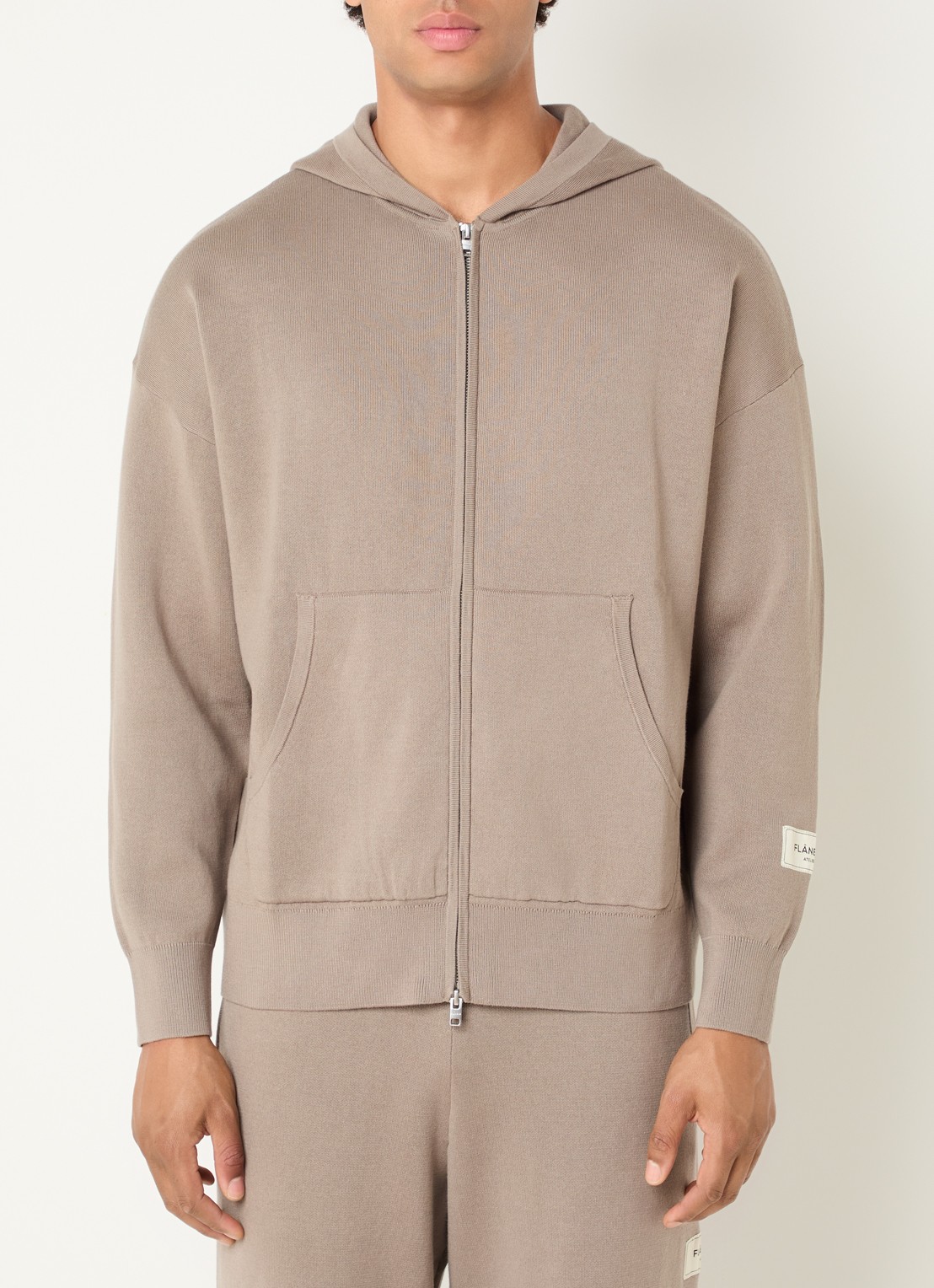 FLÂNEUR Atelier fijngebreid vest met capuchon en steekzakken - detail taupe